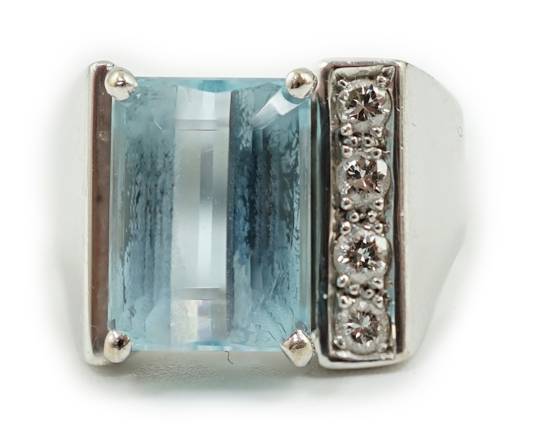 A modern 750 white gold and single stone emerald cut aquamarine set dress ring